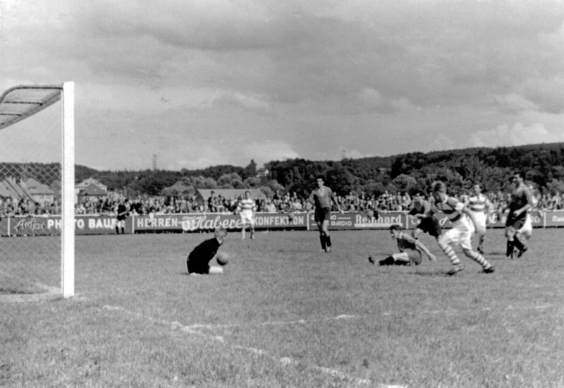 Spielszene aus dem Vorspiel
"Bubi" Rössler im Vorder- und VfB-Torjäger Willi Buri im Hintergrund bei einem der VfB-Angriffe.
