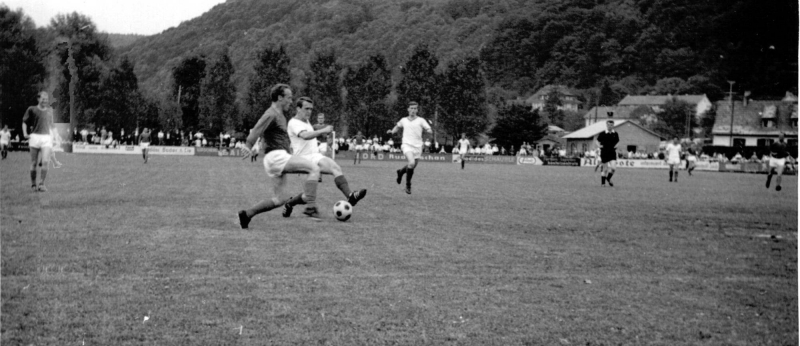 VfB Waldshut - FC Tiengen im Mai 1967
VfB-Abwehrspieler Karl-Heinz Maulbetsch und Helmut Drobniewska lieferten sich packende Zweikämpfe.
