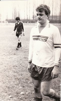 Spielführer Hamburger
Mimi Hamburger beim Gang zum Pausentee im Dezember 1985. Gegner war SV Warmbach in der Schmittenau.

