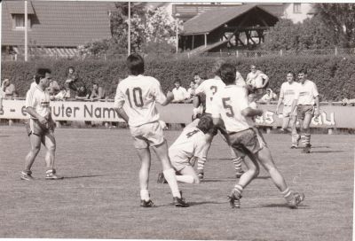 Saison 1989/90
Heimspiel gegen des FC Erzingen in der Bezirksliga im Frühjahr 1990 (3:1). Auf dem Bild von links die VfB-Spieler Toni Mitkidis, Axel Knobloch (fast verdeckt), Joachim Stoll und Didi Knab.
