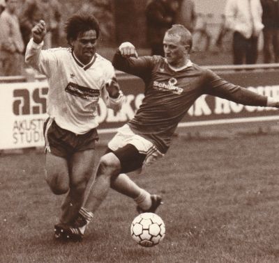 Toni Mitkidis
Lokalderby gegen des FC Tiengen in der Schmittenau (Saison 1989/90). Antonios Mitkidis in der Vorwärtsbewegung gegen den Tiengener Abwehrrecken Thomas Flügel.
