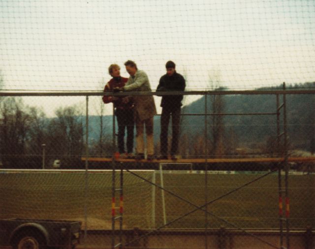 Der Ballfang wird neu gemacht
Von links: Gerd Müller, Werner Tröndle, Dietmar Knab im Herbst 1983. Bildqualität nicht optimal.
