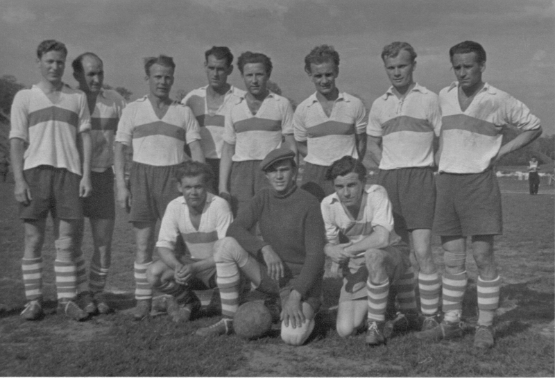 VfB Waldshut - 1. Mannschaft - Saison 1948/49
Hintere Reihe von links: Richard Pongratz, Hans Huber, Röhl, Herbert Lüthe, Willi Buri, Heli Maier, Konrad Lorenz, Baumann. Vorne: Harry Schröder, Heinz Langer, Bauer.
