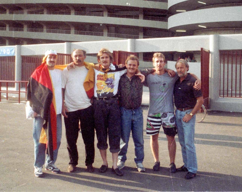 WM1990 in Italien: Deutschland - Niederlande 2:1
Vor dem Guiseppe-Meazza-Stadion. Von links: Martin Weinkötz, Robert Huber, Tommy Buschle, Michael Hamburger, Stefan Brauner, Kurt Bitsch.
