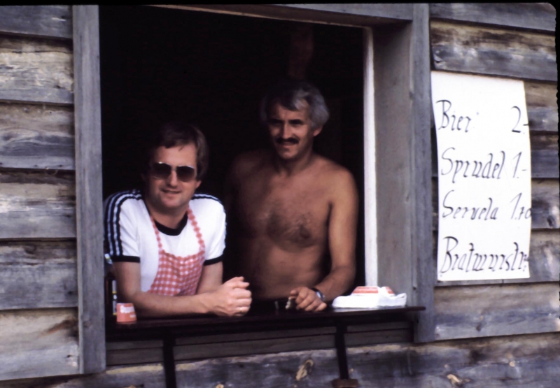 Günter Knobloch und Rudi Haas.
Am Würstchenstand in der alten Hütte zu den Heimspielen der 1. Mannschaft. Zu diesen Zeiten hieß es, die Bratwürste seien oftmals besser als das Fussballspiel gewesen.
