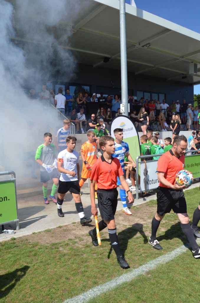 Pokalfinale 22 B Einlauf
