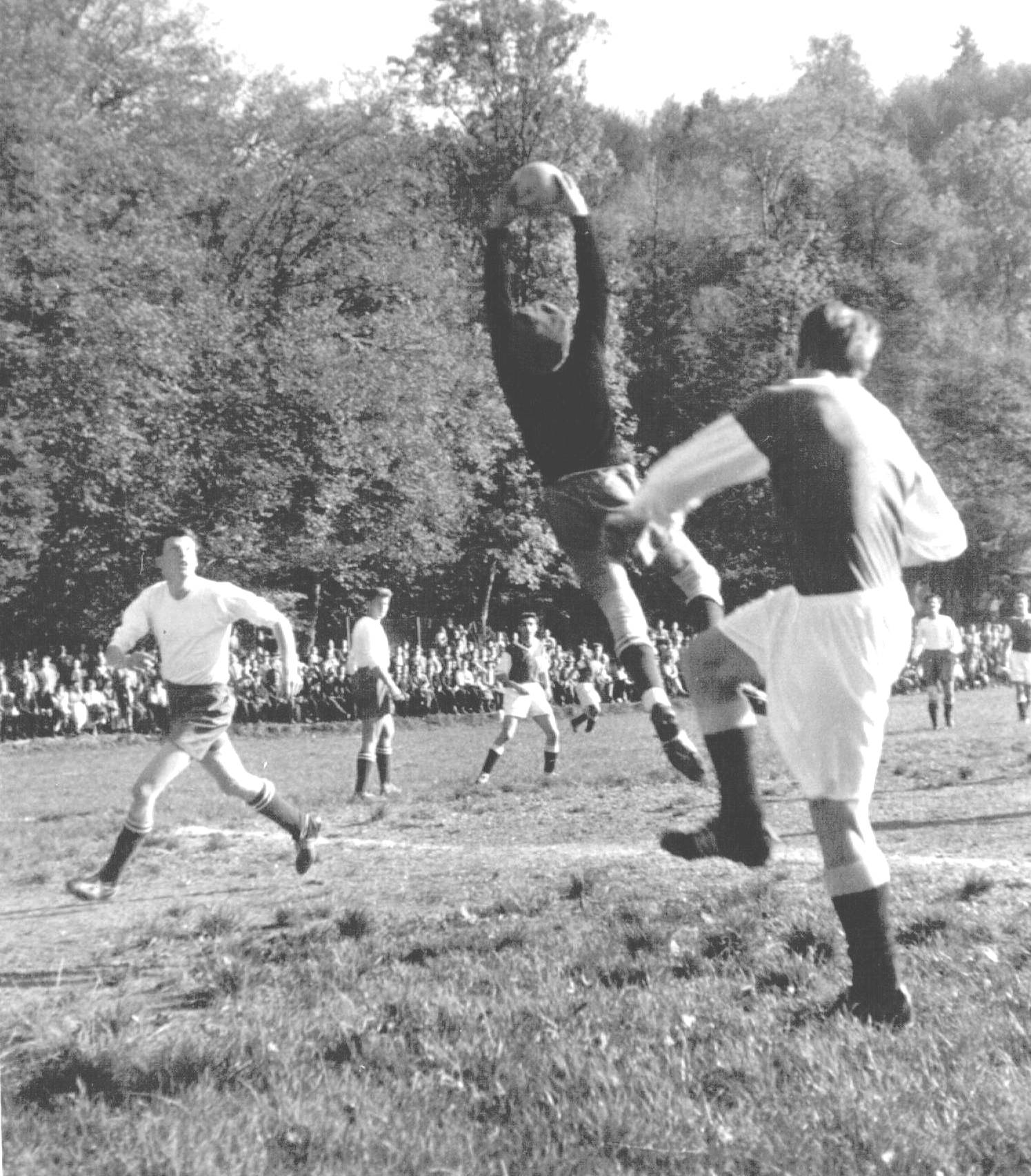Strafraumbeherrschung - eine Stärke von Heinz Langer. Links die Abwehrspieler Lothar Baumstark und Heinz Lotze. 1957-58-fc-vfb