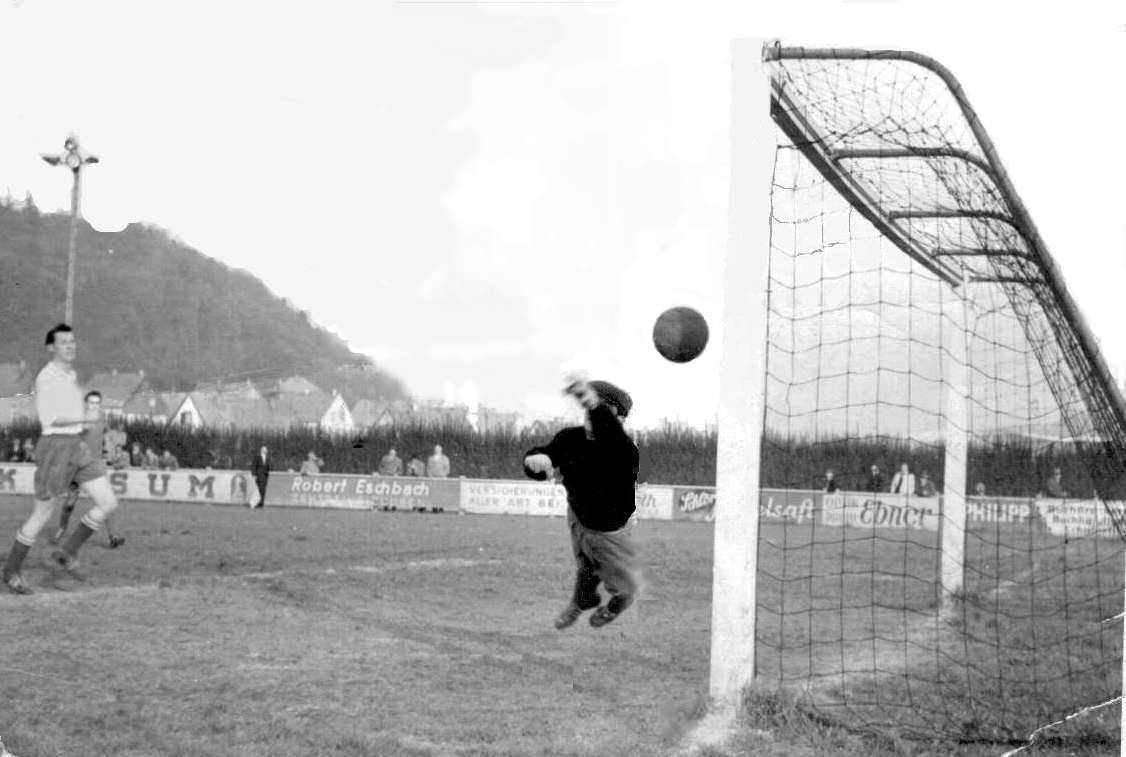Dieter Wassmer verhindert mit dieser Parade einen weiteren Gegentreffer. Aus der Begegnung VfB-SV Wyhlen 0:2 1957-58-wyhlen