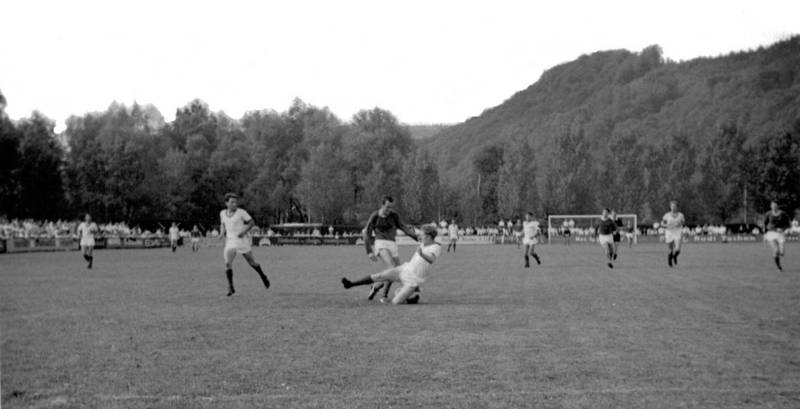 Zweikampf zwischen Rudi Haas (VfB) und Strittmatter (FC), daneben links Karl Maier (FC). 1966-67-Tiengen-2