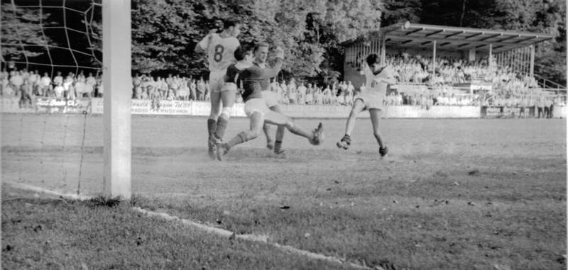 1966-67fc-vfb Gemeinsame Rettungsaktion der VfB-Abwehrspieler Zuber (4) und Knobloch gegen die Tiengener Angreifer Pöthke und Moritz. 1966-67fc-vfb