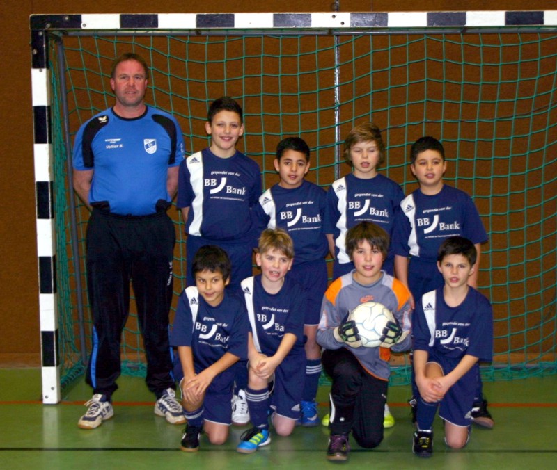 VfB E1-Junioren 2011/12. Stehend von links: Trainer Volker Bindert, Giuseppe Procopio, Jäsin Massoud, Janne Bindert, Sidar Gündogdu. Vorne: Matthias Nolte, Sandro Siraguso, Hannes Tröndle, Edon Duga. Es fehlen: Max Frenzel, Lars Reindl, Mateo Ilic, Taulant Pelaj. 2012-04-e1-junioren-mannschaftsbild-800