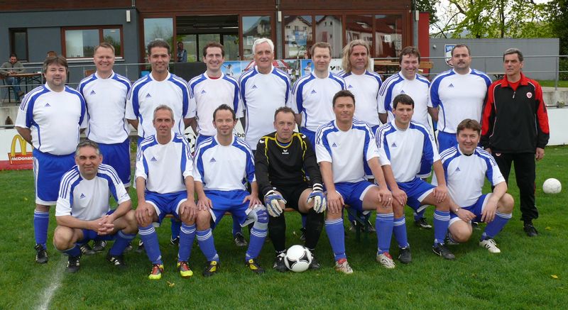 Stehend von links: Micky Münch, Klaus Plogmann, Engin Aslan, Marco Marquart, Christoph Werner, Dirk Stihl, Uwe Eichkorn, Hans Ziegler, Ludwig Weinkötz, Norbert Wünsche. Vordere Reihe: Micky Rotzinger, Ralf Wagner, Toni Giannotto, Matthias Elbing, Ingo Siefermann, Björn Bittl, Ralf Wegmann. Nicht auf dem Bild: Martin Stoll, Toni Mitkidis, Achim Fischer, Ralf Bartram, Norbert Bachmann, Thor Klaas, Paolo Batista, Volker Bindert, Axel Knobloch, Uli Schlegel, Franco Orlando. 2012-05-ah-manschaftsbild-800