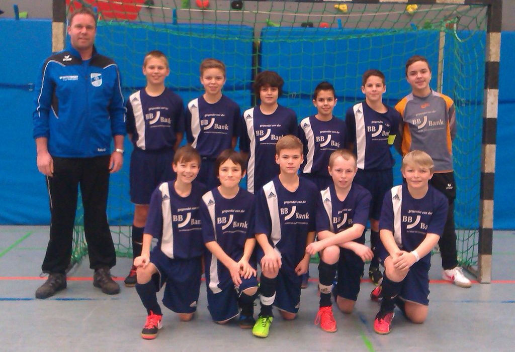 Stehend von links: Trainer Volker Bindert, Lukas Peric, Janne Bindert, Cristian Gervasi Anggelo Mitkidis, Marius Granacher, Arne Bindert. Unten von links: Lars Reindl, Jonas Joggerst, Leonardo Costanza, Tom Krieg, Jan Schwilski Es fehlt: Jäsin Massoud 20130202-dju-hbm-platz3