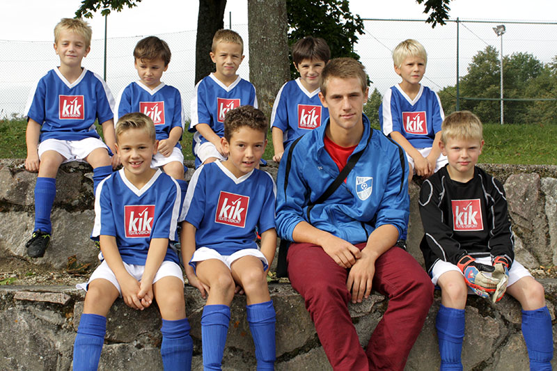 Hintere Reihe: Niklas Brauner, Felix Reichel, Eric Seltenreich, Egzon Tahiri, Simon Weber; vordere Reihe: Anton Klingmann, Drini Morina, Trainer Dominik Fischer, Noah Eckert 20130914-f1mannschaftsbild