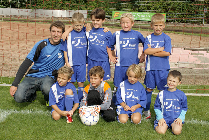 Stehend: Luis Fricker, Bleron Mustafi, Jan Wittich Wagner, Alexander Felker; Knieend: Ryan Joel Fraidenberger, Jonah Roth, Emil Menzel, Maximilian Frank, Trainer Fabian Böhler 20130914-f2mannschaftsbild