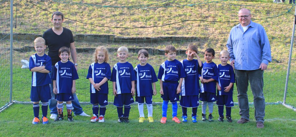Von links: Paul, Trainer Stephane Steinle, Maxim, Jule, Mark, Besian, Pirmin, Ricardo, Mustafi, Sebastian, Trainer Bernhard Klingmann. 20130925-g1ju-mannschaftsbild