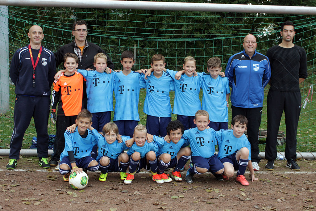 Stehend von links: Trainer Vitalij Kasav, Joel Henss, Trainer Nicolaj Janke, Ben Stolz, Artin Smakaj, Valmir Gashi, Alexander Ivannikov, Tilman Reichel, Teamleiter Christoph Rohletter, Trainer Nuri Smakaj. Knieend: Sinan Tetik, Julian Scheibel, Ilja Ivannikov, Alessandro Gervasi, Maxim Kasav, Daniel Janke. 20131009-e1mannschaftsbild