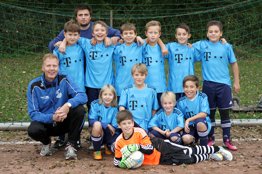 Stehend von links: Kilian Stoll, Trainer Eric Nestler, Luca Klostermann, Tim Kuzenko, Tobias Klemm, Mon Tahiri, Rafael Ferras. Knieend: Trainer Bertram Weis, Suena Herrmann, Ben Louis Brenn, Jonas Schock, Elias Di Lorenzo. Liegend: Philipp Steffen. 20131016-e2mannschaftsbild