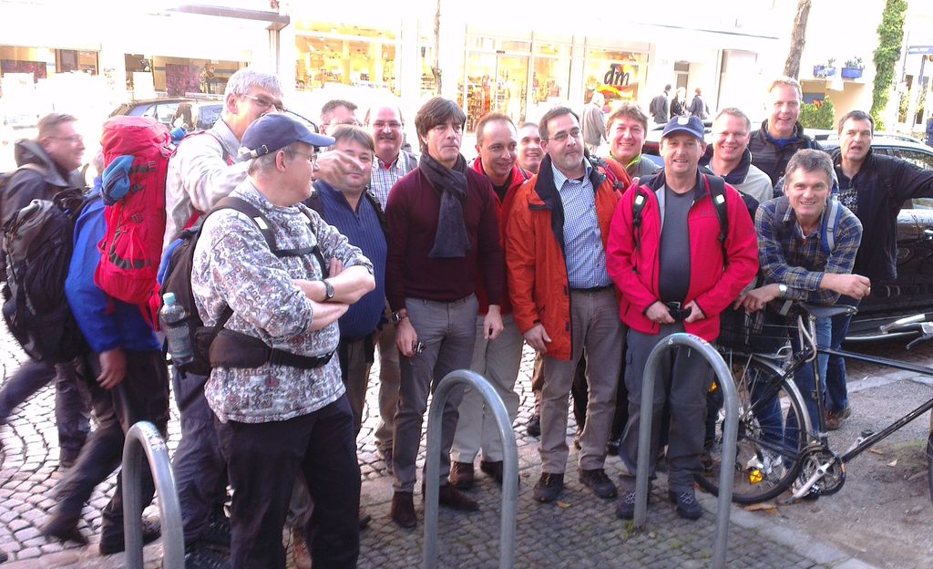 Von links: Klaus Fricker, Werner Tröndle (verdeckt), Stefan Rimmele, Peter Spiegelhalter, Michael Münch, Christian Wagner (leicht verdeckt), Martin Stoll, Bundestrainer Joachim Löw, Allen Softic, Michael Rotzinger, Martin Weinkötz, Ralf Wegmann, Achim Fischer, Klaus Plogmann, Bertram Weis, Ulrich Rotzinger und Thor Klaas. 20131019-ah-bundestrainer