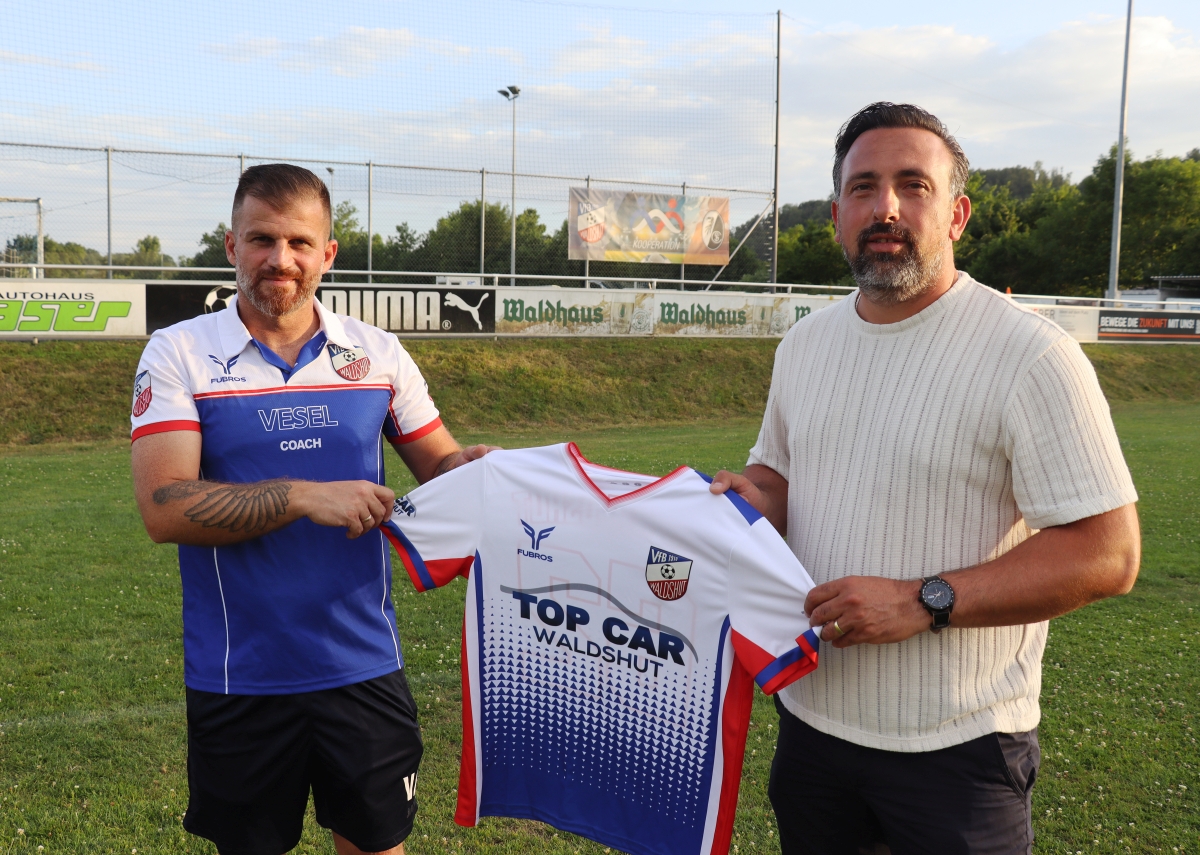 Fevzi Gecegel überreicht das neue Trikot