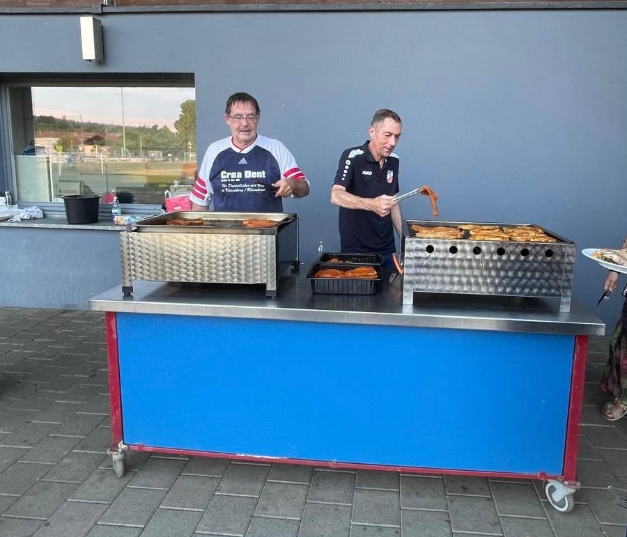 Martin und Christian am Grill