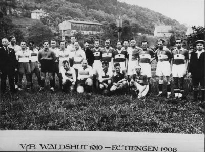 V.f.B. Waldshut gegen F.C. Tiengen
Die Waldshuter und Tiengener Fußballvereine hatten schon immer interessante Begegnungen ausgetragen. Unser Foto zeigt die beiden Mannschaften im Jahre 1939 auf dem Waldshuter TV-Sportplatz.
