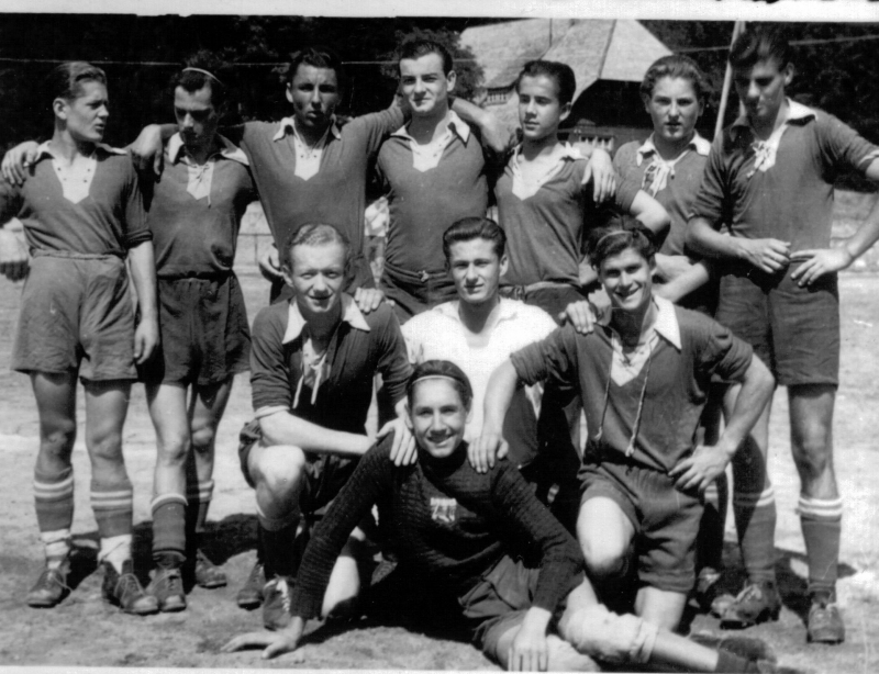 VfB Waldshut - A-Jugend - Saison 1948/49
Stehend von links: Ulrich Ravener, Heinz Schmidt, Heinz Hilpert, Herbert Rimmele, Kurt Kaiser (Ehrenmitglied und langjähriger VfB-Vorsitzender), Gerhard Mayer-Vorfelder (DFB-Präsident a.D.), Lothar Rimmele (Ehrenmitglied und langjähriger VfB-Kassier). Knieend: Engelbert Gut, Heinz Kehrer, Bernhard Bantle, Torwart Heinz Bächle.
