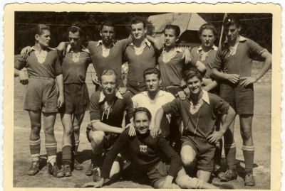 Jugendmannschaft des VfB Waldshut aus dem Jahre 1949
Stehend von links: Ulrich Ravener, Heinz Schmidt, Heinz Hilpert, Herbert Rimmele, Kurt Kaiser (Ehrenmitglied und langjähriger VfB-Vorsitzender), Gerhard Mayer-Vorfelder (DFB-Präsident a.D.), Lothar Rimmele (Ehrenmitglied und langjähriger VfB-Kassier). Knieend: Engelbert Gut, Heinz Kehrer, Bernhard Bantle, Torwart Heinz Bächle.

