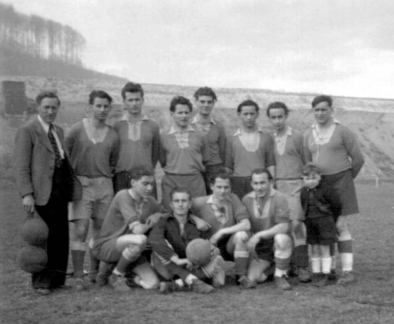 VfB Waldshut - 2. Mannschaft - Saison 1949/50
Stehend von links: Liebke, Huber Harald, Heinz Kehrer, Fritz Müller, Lothar Rimmele, Edmund Dambach, Walter Heidenreich, Karl Wolf. Kniend: Richard Wießmer, Walter Efinger, Heinz Schmid, Helmut Hertz.
2. Mannschaft vor einem Spiel auf dem Lonzaplatz.
