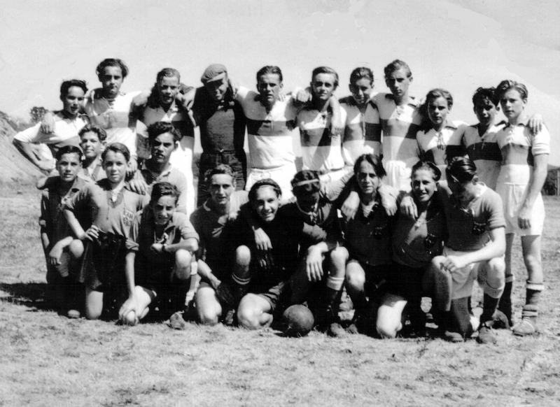 VfB Waldshut - A2-Jugend - Saison 1949/50
Spiel der A2-Jugend in Unterlauchringen. VfB (in den dunkleren Trikots- vorne) (1.) ?, (2.) ?, (3.) Georg Funk, (4.) Klaus Dreer, (5.) Ernst Klös, (6.) Walter Efinger, (7.) Bächle, (8.) Bregulla, (9.) ?, (10.) Herbert Kaiser (Hebby), (11) ?
