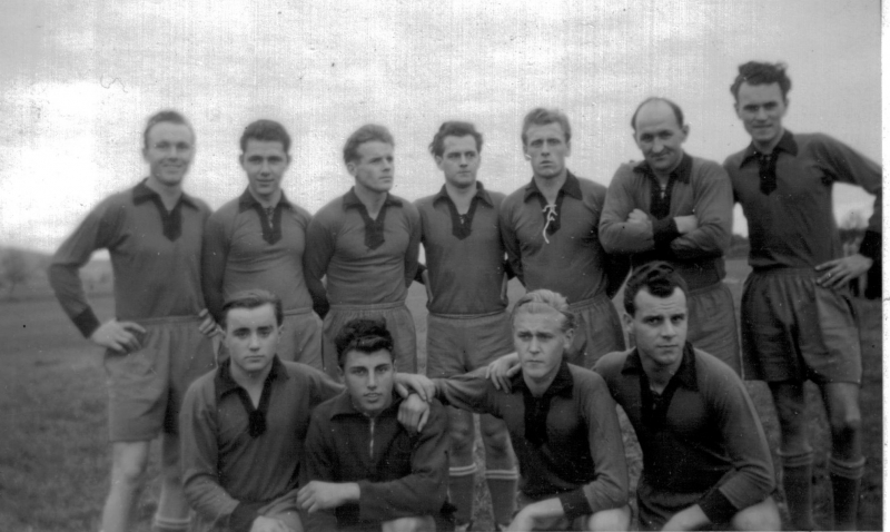 VfB Waldshut - 2. Mannschaft - Saison 1954/55
Die 2. Mannschaft des VfB Waldshut 1954/55 stehend von links: Herbert Kaiser, Nömer, Lutz Moderow, Heinz Schmid, Horst Marzian, Hans Huber, unbekannt (??). Kniend: Walter Würtenberger, Heinz Knab, Kurt Bitsch, Otto Bader.
