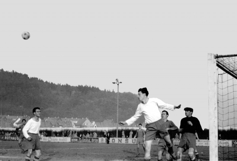 Die Abwehr ist gefordert
In die großen Fußstapfen seines Vorgängers Heinz Langer zu treten hatte Dieter Wassmer. Er hütete in der Rückrunde das VfB-Tor. Hier braucht er nicht einzugreifen - Lothar Baumstark bereinigt per Kopfball die Situation, die von Ernst Stoll beobachtet wird.

