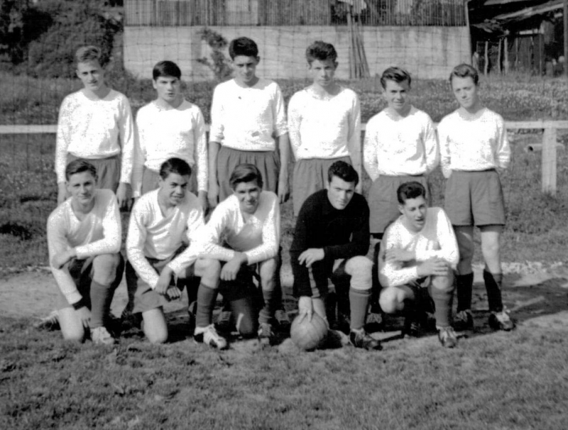 VfB Waldshut - A1-Jugend - Saison 1958/59
Die A1-Jugendmannschaft des VfB bestritt als Meister der Sonderstaffel der Saison 1958/59 im Mai 1959 in Brennet das Endspiel um die Oberrheinmeisterschaft. Gegner die A-Jugend des FC Rheinfelden. Ergebnis 0:2. Stehend von links: Günter Knobloch, Reinhard Zuber, Rudi Haas, Gerhard Klös, Hans Krämer, Karl Maulbetsch. Kniend: Jürgen Dowideit, Wolfgang Schlatter, ??, Winfried Hör, ??.
