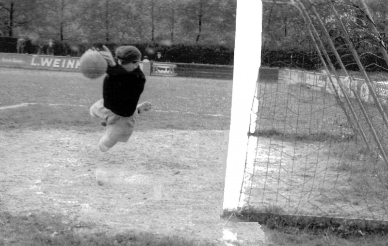 VfB-Torhüter Siegfried Brauner
Siegfried Brauner - in der Saison 1958-59 im Tor des VfB. Hier in Aktion auf dem Sportplatz des VfB in der Waldshuter Schmittenau.
Schlüsselwörter: 1958-59 1. Mannschaft Siegfried Brauner