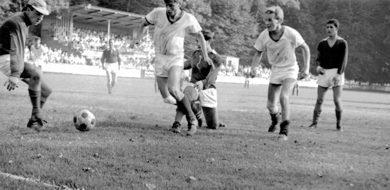 FC Tiengen - VfB Waldshut 3:1 - Abwehrszene 2
...und rettet anschließend auch gleich gegen zwei Tiengener Angreifer. Mit auf dem Bild die VfB-ler Ernst Stoll, Reinhard Zuber und Fritz Beer.
