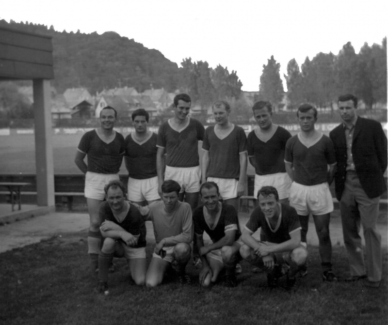 VfB Waldshut - 1. Mannschaft - Saison 1966/67 (schwarz-weiß)
Stehend von links: Arthur Ips, Reinhard Zuber, Rudi Haas, Rolf Pongratz, Günter Knobloch, Hans Krämer, Trainer Heinz Lotze. Kniend: Karl Küpper, Torhüter Fetscher, Ernst Stoll, Karl-Heinz Maulbetsch.
