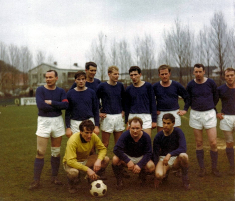 VfB Waldshut - 1. Mannschaft - Saison 1966/67
Stehend von links: Arthur Ips, Reinhard Zuber, Rudi Haas, Rolf Pongratz, Manfred Probst, Günter Knobloch, Lothar Baumstark, Karl-Heinz Maulbetsch. Vorne: Willi Hierholzer, Karl Küpper, Wolfgang Schlatter.
