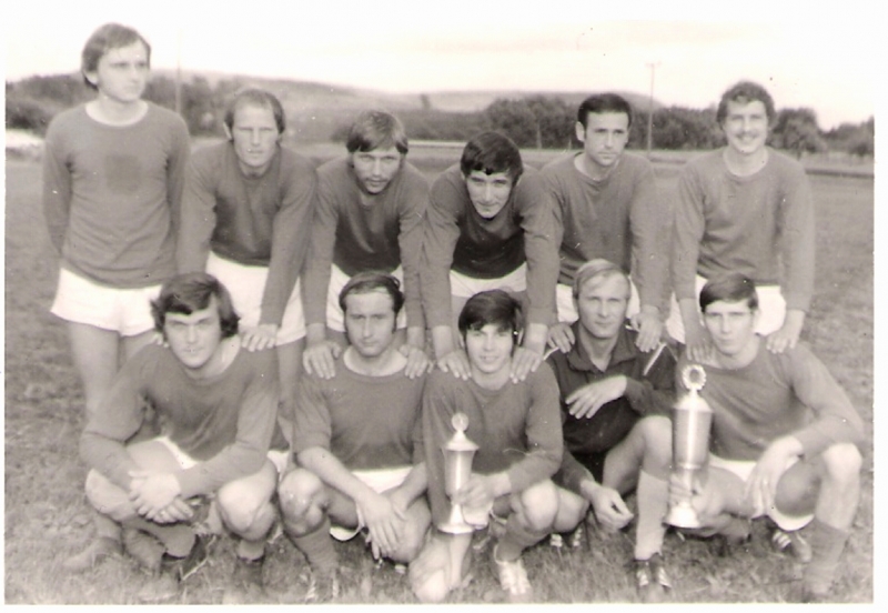 VfB Waldshut - 1. Mannschaft - Saison 1970/71
Im Juni 1971 wurde der VfB Waldshut Gewinner des Küssaberg-Pokals. Das erfolgreiche Team - eine Mischung aus der 1. bis 3. Mannschaft des VfB - stehend von links: Werner Hohenreuther, Günter Teutsch, Horst Bürgin, Hans Göppert, Peter Maulbetsch, Heinz Kappeler. Kniend von links: Hemut Drobniewska, Heinz Jockers, Otto Mutter, Bernd Krasshöfer, Bruno Maier.
