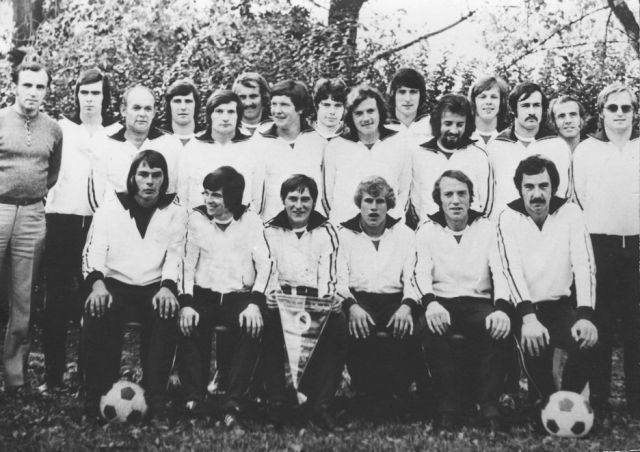 VfB Waldshut - 1. Mannschaft - Saison 1972/73
Hinten, von links: Heinz Knobloch, Bruno Eckert, Trainer Harry Schröder, Bruno Maier, Reinhard Zuber, Rudi Haas, Christof Berger, Michael Rösch, Klaus Mutter, Hans Göppert, Helmut Ertel, Dietmar Wieland, Manfred Ebner, Vorsitzender Kurt Kaiser und Günter Knobloch. Vorne von links: Volker Hezel, Otto Mutter, Wolfgang Mülhaupt, Herbert Frommherz, Karl-Heinz Maulbetsch und Robert Westermann.
In der Saison 1972/73 schaffte der VfB Waldshut den größten Erfolg in der Nachkriegsgeschichte mit dem Aufstieg von der A-Klasse Oberrhein in die Zweite Amateurliga (heutige Landesliga). Torjäger Bruno Maier hatte dabei im letzten Saisonspiel gegen Erzingen in der allerletzten Spielminute mit seinem Treffer zum 1:0 das goldene Tor erzielt. Unser Foto zeigt die Aufstiegsmannschaft.
