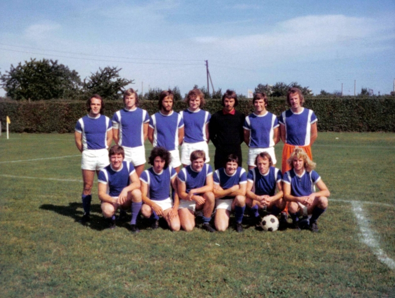 VfB Waldshut - 1. Mannschaft - Saison 1974/75
Auswärtsspiel in St. Georgen. Stehend von links: Alfred Wagner, Alex Mehl, Robert Schuler, Jürgen Künze, Volker Hezel, Bruno Maier, Jens Döbele. Kniend: Christof Berger, Christof Buchmüller, Wolfgang Mülhaupt, Blank, Karl Maulbetsch, Hugel.
