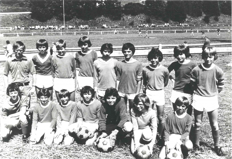 VfB Waldshut - C-Junioren - Saison 1975/76
Pfingsturnier des SV Gurtweil im Junio 1976. Stehend von links: Trainer Martin Heizmann, Bernd Siebold, Martin Ruppelt, Wolfgang Schick, Helmut Faller, Miroslav Jukoevic, Wolfgang Ertel, Martin Stoll, Uli Hodapp. Kniend: Dominik Heizmann, Achim Fischer, Roland Tröndle, Patrick Heizmann, Michael Kaiser, Stefan Reitinger, Andreas, Glöckner.
