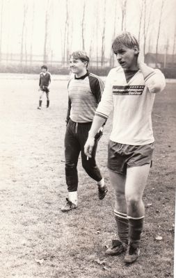 Torhüter Frank Förster und Roland Heidt
Gang zum Pausentee im Dezember 1985 beim Spiel gegen den SV Warmbach.
