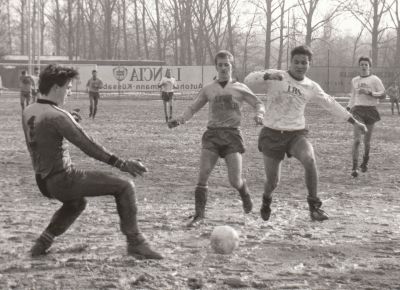Saison 1987/88
Heimspiel gegen den SV Gurtweil auf dem Hartplatz. Im Vordergrund: Torwart Siefermann, Verteidiger Roland Buchholz und der Gurtweiler Spieler Mutter.
