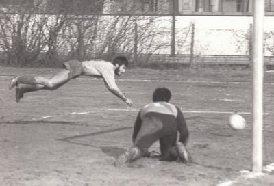 Dietmar Knab bei einem sehenswerten Flugkopfball auf dem VfB-Hartplatz.
