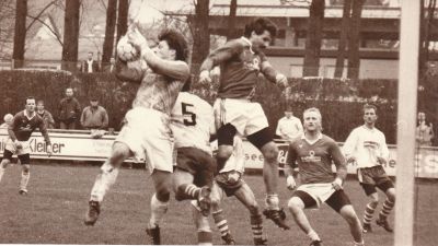 VfB Waldshut - FC Tiengen
Torwächter Ingo Siefermann vor dem einschussbereiten Tiengener Schröder.

