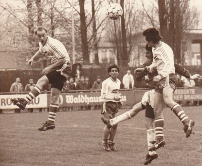 Saison 1989/90
Heimspiel des VfB in der Schmittenau. Von links: Joe Keller, Toni Mitkidis und Vorstopper Ulrich Rotzinger. Verdeckt ein Tiengener Angreifer.
