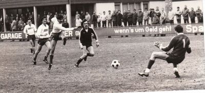 Pele Meier zum 1:0
Hans-Peter Meier auf dem Weg zum 1:0 gegen den SV Herten im Herbst 1985. Spiel wurde mit 2:0 gewonnen. Weiter auf dem Bild von Waldshuter Seite: Udo Joggerst und Joachim Stoll.
