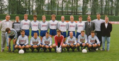 1. Mannschaft - VfB Waldshut - Saison 1991/92
Oben von links: 1. Vorstand Heinz Knobloch, Betreuer Hardy Buschle, Volker Bindert, Uwe Glöckner, Stefan Brauner, Uwe Bartram, Jürgen Keller, Axel Knobloch, Jacek Przeliorz, Trainer Günter Knobloch, Masseur Tilo Blume, Spielausschuss Michael Hamburger. Unten von links: Joachim Stoll, Allen Softic, Roland Buchholz, Klaus Betz, Ingo Siefermann, Harry Runge, Patrick Schilling, Manfred Rüd.
