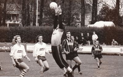 Heimspiel gegen den FC Bad Säckingen
Stefan Brauner und Uwe Bartram im Sturm. Der Säckinger Torwart pariert (Saison 1989/90 im Herbst 1989).
