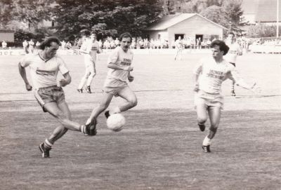 Saison 1989/90
Heimspiel gegen den FC Erzingen. Uwe Bartram mit einer Torchance. In der Mitte der Erzinger Kern, der in den 70ern lange Spieler beim VfB Waldshut war.
